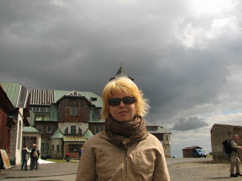 Sovička s mikulášskou čepicí