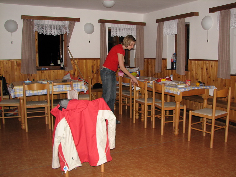 Ivoš se v opilosti vrhá na úklid