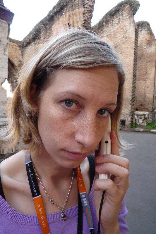 ivoš s průvodcem ve sluchátku v colosseu