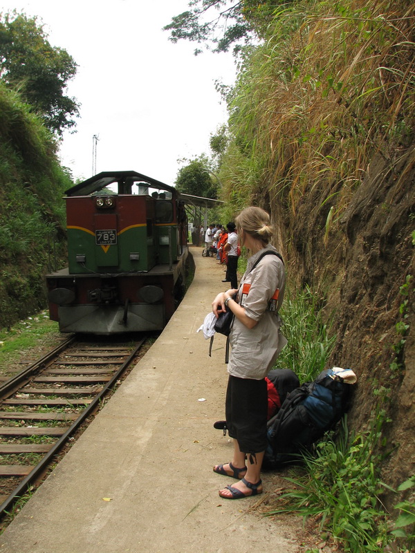 Peradeniya Junction - náš vlak přijíždí