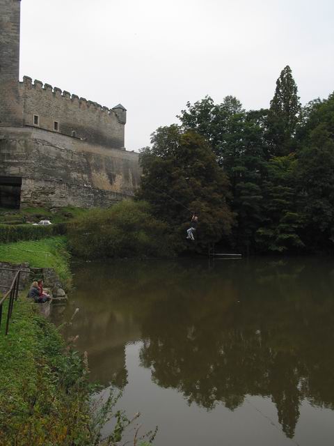 Týpek na lanovce nad vodou