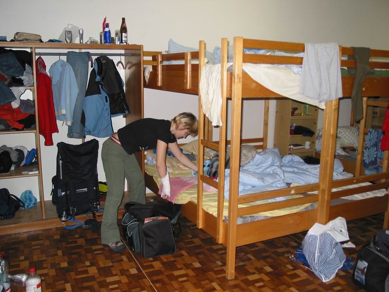 Holčička balí