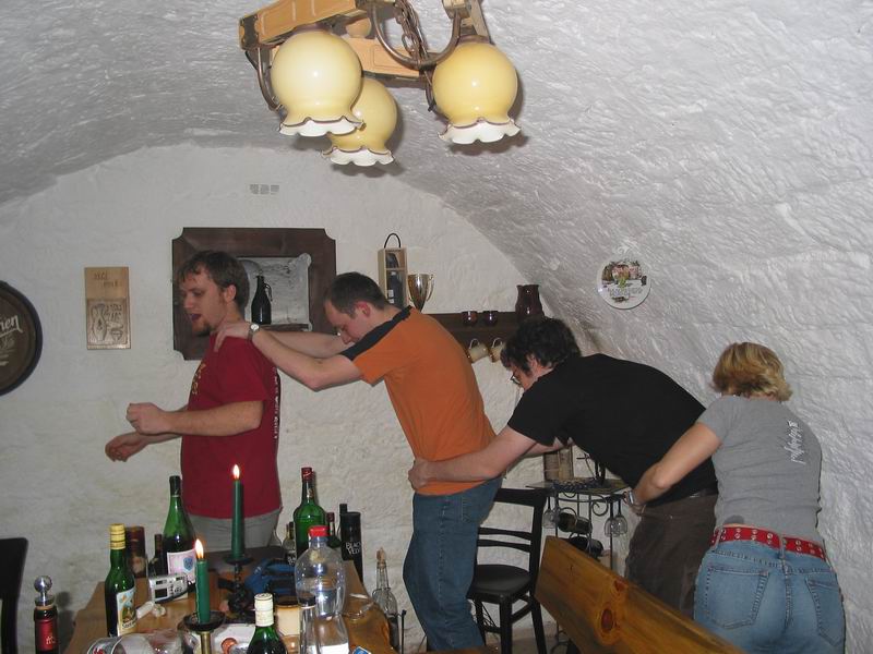 vláček jede, zadní vagón však za chvíli vykolejí