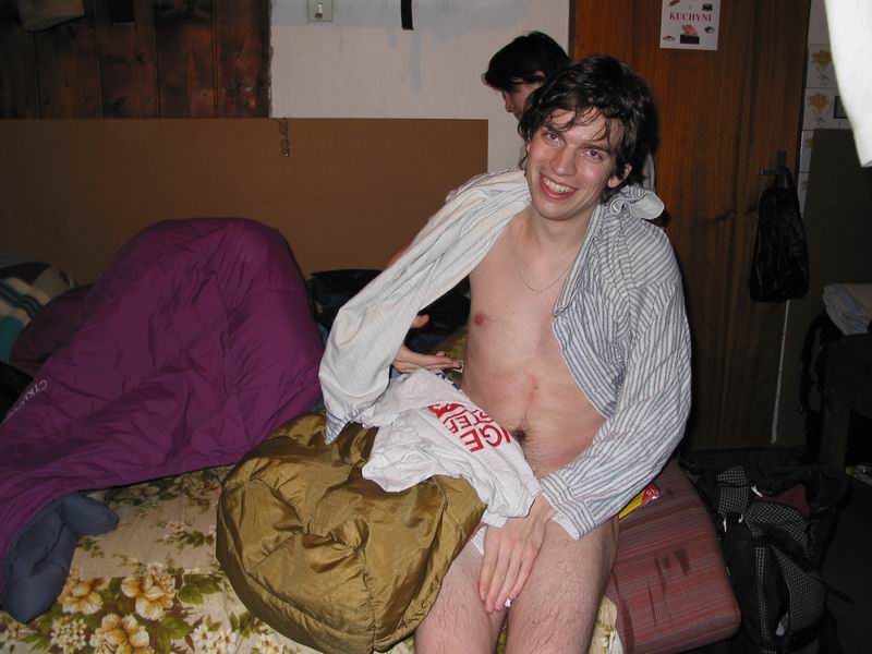 ...a následně se věnuje zakrývání intimních partií.
