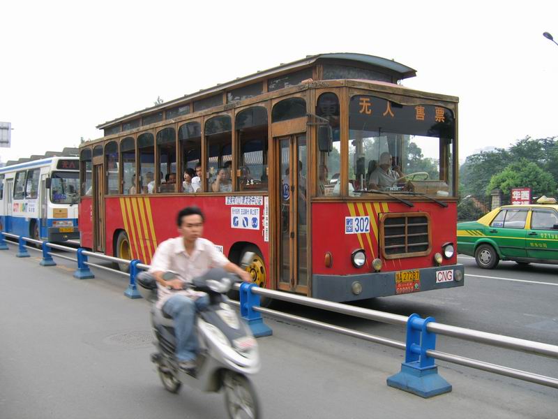 Autobus č. 302 na trase k taoistickymu klasteru