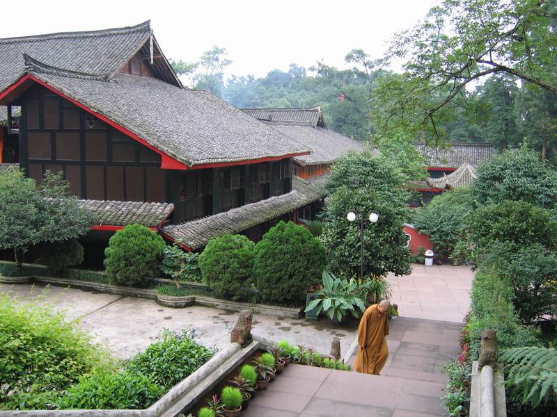 Emei Shan - klášter Baogue - mnich na schodech