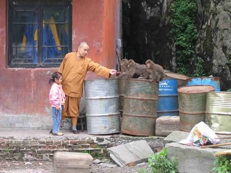Emei Shan - Leidongping - mnich, holčička a opičky