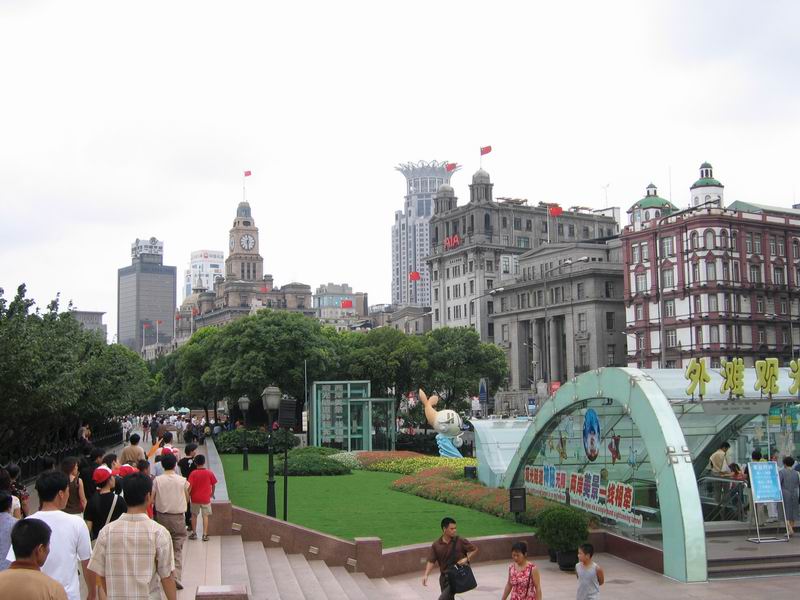 The Bund - vlajky vlají