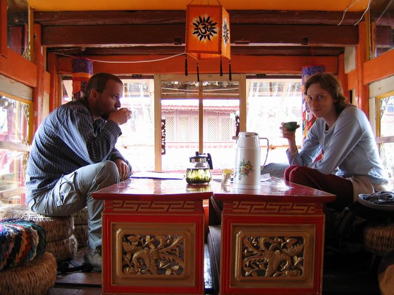 Lijiang - Samu's House of Tibet - ivoš s rupkem na čajíku