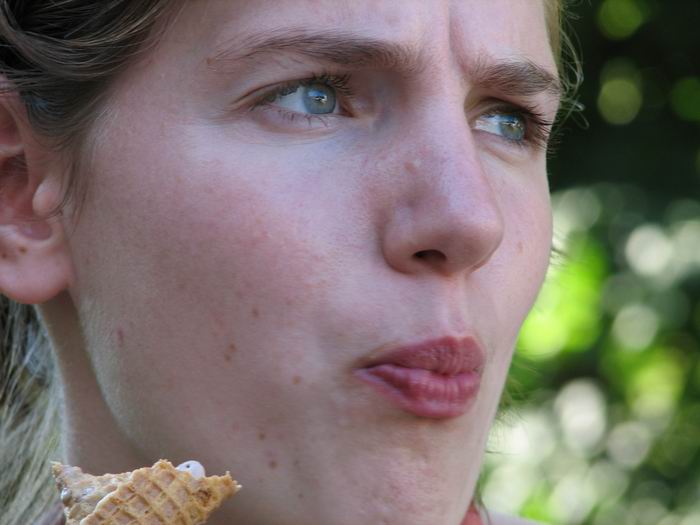 Zuzu požírá kornout