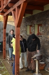 pár hladovejch krků krouží okolo grillu