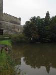 Týpek na lanovce nad vodou