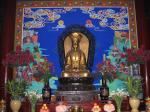 Chengdu - Spokojenej Buddha s kytkama a ovocem Chengdu - Spokojenej Buddha s kytkama a ovocem