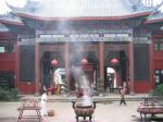Chengdu - dvůr kláštera s kouřícíma vonnejma tyčinkama Chengdu - dvůr kláštera s kouřícíma vonnejma tyčinkama