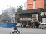 Chengdu - původní dřevěný baráčky rychle ustupujou nový výstavbě Chengdu - původní dřevěný baráčky rychle ustupujou nový výstavbě