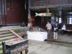 Emei Shan - Xixiangchi Palace - sociální zázemí s opicí na rybě
