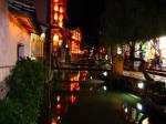 Lijiang - jedna z uliček v noci Lijiang - jedna z uliček v noci